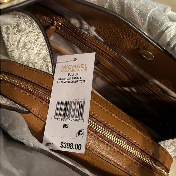 Michael Kors Fulton handbag. Large charm shoulder tote.  Vanilla. - Picture 5 of 16